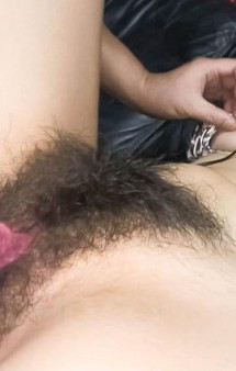 美熟女夏樹カオルさんが剛毛マン毛を見せ付ける。卑猥なおマンコをローター＆バイブ責めで、イクイクと大絶叫。
