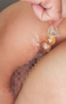 爆乳若奥様小峰ひなたがアナル調教責め。綿棒、アナルビーズを挿入。敏感アナルを二穴バイブで責めあげ、イクイクとイキまくりです！